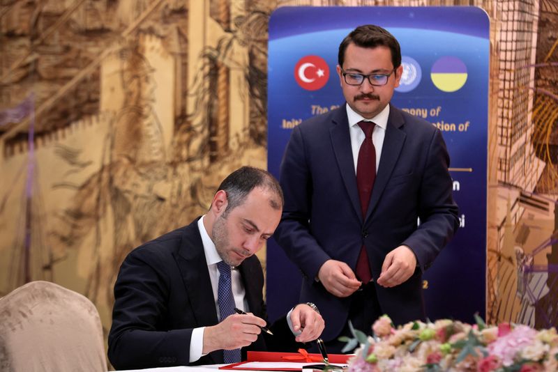 &copy; Reuters. وزير البنية التحتية الأوكراني أولكسندر كوبراكوف يوقع على اتفاق لتصدير الحبوب الأوكرانية بمدينة اسطنبول التركية في 22 يوليو تموز 2022. تصوير : 