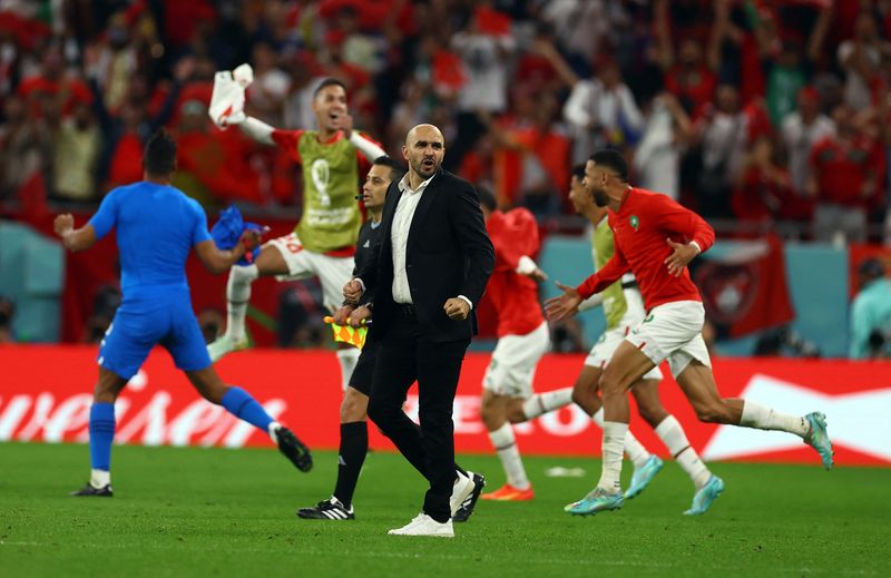 &copy; Reuters. El DT de Marruecos Walid Regragui celebra tras el partido ante Bélgica por el Grupo F en el estadio Al Thumama de Doha, Qatar - 27 de noviembre de 2022 REUTERS/Kai Pfaffenbach