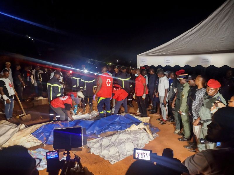 &copy; Reuters. Des secouristes se préparent à transporter un corps après un glissement de terrain qui a tué des personnes qui assistaient à des funérailles à Yaoundé, au Cameroun. /Photo prise le 27 novembre 2022/REUTERS/Amindeh Blaise Atabong