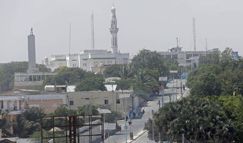 &copy; Reuters. Photo d'archives d'une rue déserte devant le palais présidentiel à Mogadiscio, en Somalie. /Photo prise le 28 décembre 2021/REUTERS/Feisal Omar