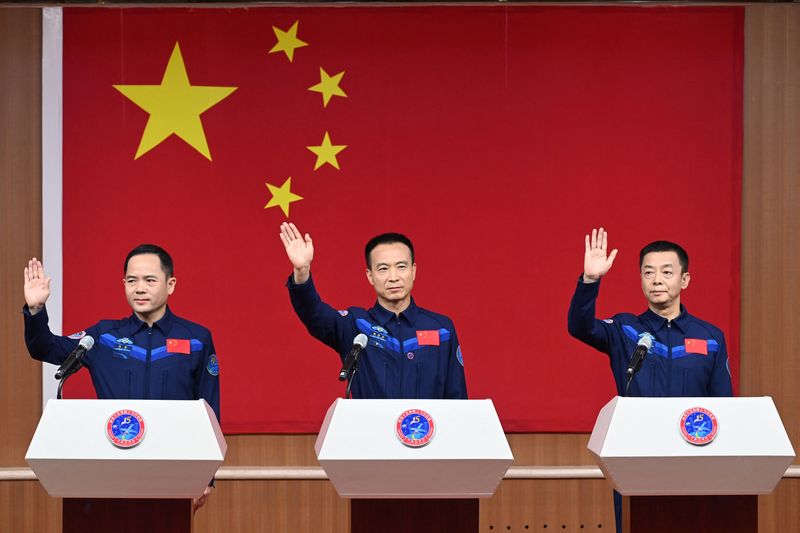 © Reuters. Astronauts Fei Junlong, Deng Qingming and Zhang Lu attend a news conference before the Shenzhou-15 spaceflight mission to build China's space station, at Jiuquan Satellite Launch Center, near Jiuquan, Gansu province, China November 28, 2022. cnsphoto via REUTERS  