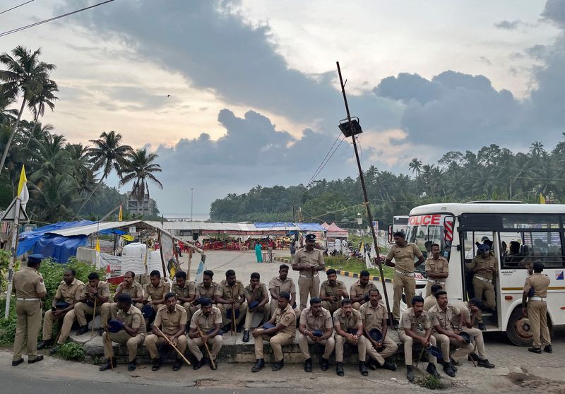 &copy; Reuters. ضباط شرطة أثناء احتجاج الصيادين بالقرب من مدخل ميناء فيزينجام بولاية كيرالا الجنوبية بالهند يوم التاسع من نوفمبر تشرين الثاني 2022. تصوير: من