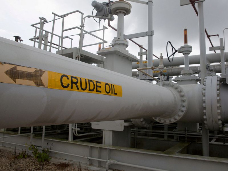 &copy; Reuters. Tuberías y válvulas de crudo en la Reserva Estratégica de Petróleo en Freeport