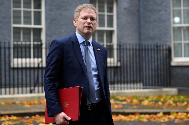 &copy; Reuters. FILE PHOTO: Britain's Business, Energy and Industrial Strategy Secretary Grant Shapps walks outside Number 10 Downing Street, in London, Britain, November 17, 2022. REUTERS/Toby Melville