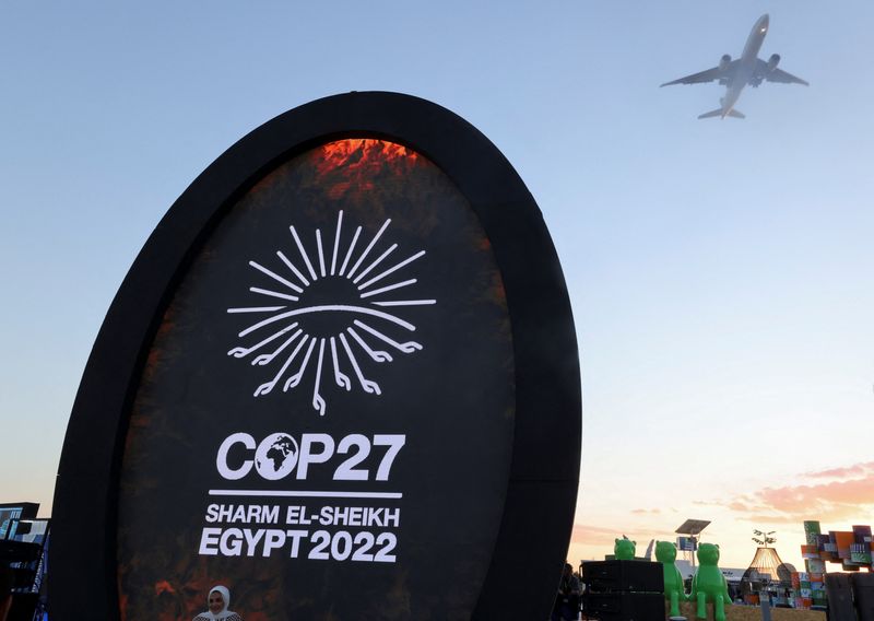 &copy; Reuters. Cartel de la cumbre del clima COP27 en el centro turístico del Mar Rojo de Sharm el-Sheikh, Egipto 9 de noviembre de 2022. REUTERS/Mohamed Abd El Ghany