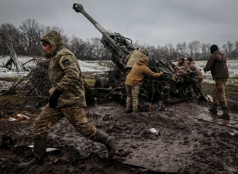 &copy; Reuters. Miembros del servicio ucraniano disparan un proyectil de un obús M777 en una línea del frente, mientras continúa el ataque de Rusia a Ucrania, en la región de Donetsk, Ucrania, 23 de noviembre de 2022. REUTERS/Radio Free Europe/Radio Liberty/Serhii Nu
