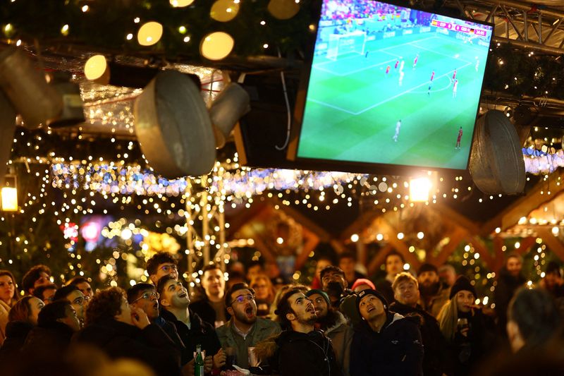 &copy; Reuters. Los aficionados ven el partido entre España y Alemania en el mercado navideño de Breitscheidplatz en Berlín, 27 de noviembre de 2022. REUTERS/Lisi Niesner   
