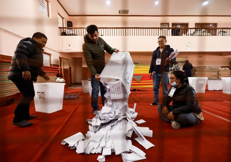 &copy; Reuters. An official from the election commission pours the ballot papers from the box, as officials start counting the votes a day after the completion of polling, in Kathmandu, Nepal November 21, 2022. REUTERS/Navesh Chitrakar/Files
