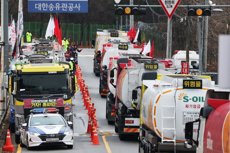 © Reuters. Tankers drive past other tankers taking part in a strike by a truckers' union in Sungnam, South Korea November 28, 2022. Yonhap via REUTERS 