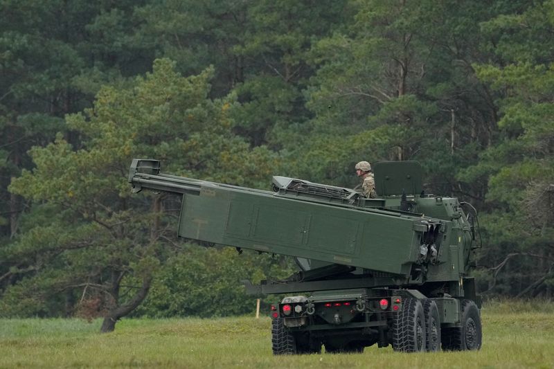 &copy; Reuters. 米国防総省は、豊富にあるロケットに取り付けられた安価な小型精密爆弾をウクライナに供給するというボーイングの提案を検討している。写真は９月２６日、ラトビアのリアパーヤ近くで