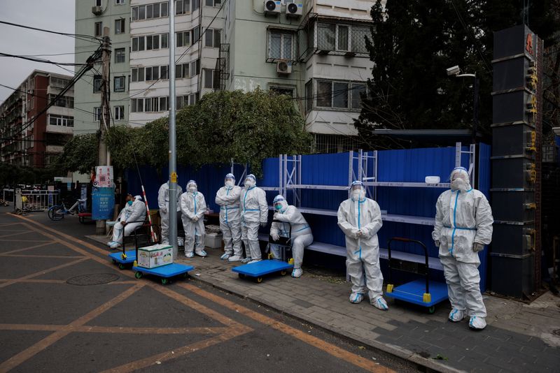 © Reuters. Epidemic-prevention workers in protective suits stand outside a residential compound that is under lockdown as outbreaks of coronavirus disease (COVID-19) continue in Beijing, China November 28, 2022. REUTERS/Thomas Peter
