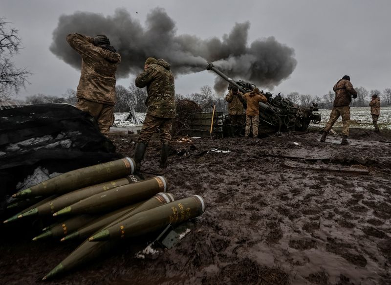 &copy; Reuters. Des militaires ukrainiens tirent un obus sur une ligne de front dans la région de Donetsk, en Ukraine. /Photo prise le 23 novembre 2022/Radio Free Europe/Radio Liberty/Serhii Nuzhnenko via REUTERS