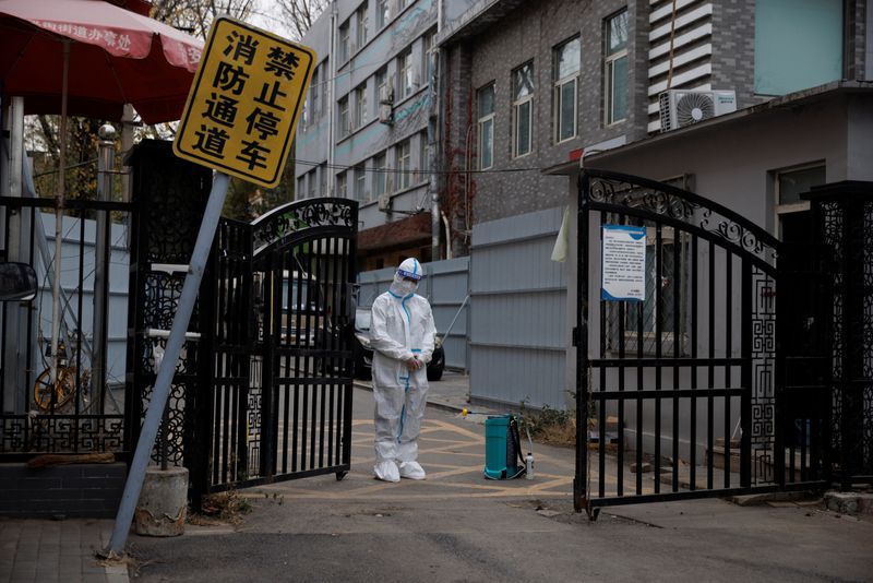 &copy; Reuters. Un agent de prévention des épidémies monte la garde à l'entrée d'un complexe résidentiel à Pékin, en Chine. /Photo prise le 28 novembre 2022/REUTERS/Thomas Peter
