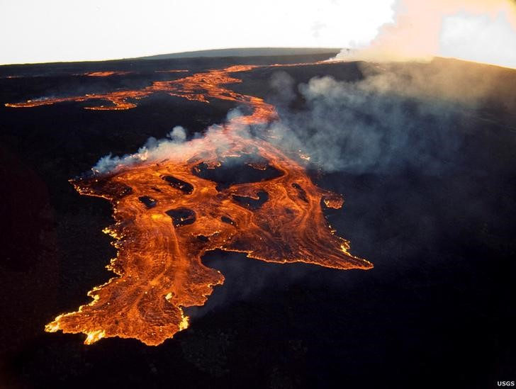 &copy; Reuters. Imagen de archivo del 25 de marzo de 1984 de una erupción del volcán Mauna Loa en la isla de Hawái, según una imagen entregada por el Servicio Geológico de EEUU y publicada por Reuters el 19 de junio de 2014. Servicio Geológico de EEUU/entrega vía 