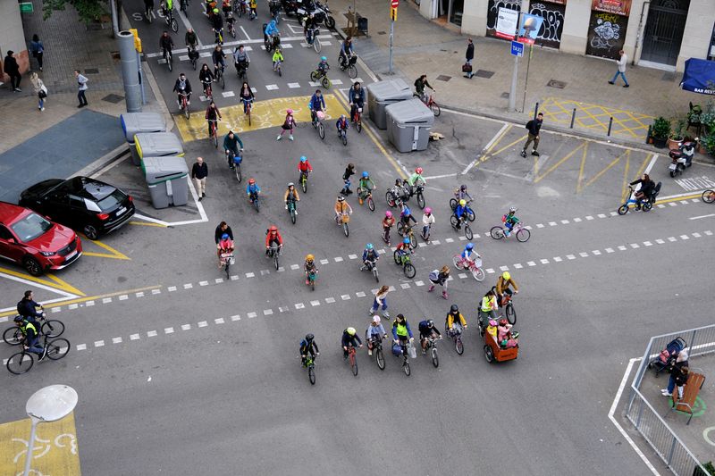 &copy; Reuters. Niños y padres voluntarios van en bicicleta a la escuela en calles sin coches como parte del 'bicibus' de la ciudad en Barcelona, España, 18 de noviembre de 2022. REUTERS/Nacho Doce