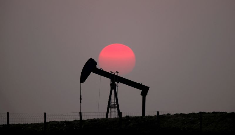 &copy; Reuters. Il sole tramonta dietro a una pompa petrolifera a Saint-Fiacre, vicino Parigi, in Francia. REUTERS/Christian Hartmann/