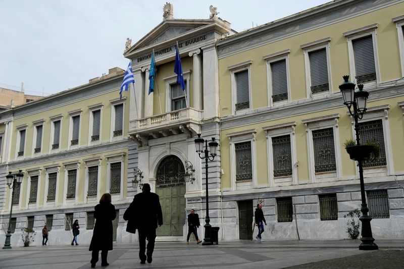 Greek private sector bank deposits drop in October