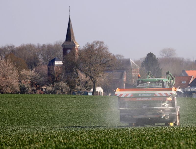 &copy; Reuters. Um fazendeiro espalha fertilizante de nitrogênio em seu campo de trigo em Blecourt, França
13/04/2021
REUTERS/Pascal Rossignol