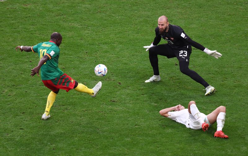 &copy; Reuters. Vincent Aboubakar marca segundo gol de Camarões em empate em 3 x 3 com a Sérvia na Copa do Mundo do Catar
28/11/2022 REUTERS/Marko Djurica