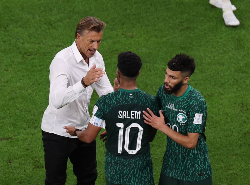 &copy; Reuters. Técnico da seleção da Arábia Saudita, Hervé Renard, cumprimenta jogadores da equipe após partida contra a Polônia pela Copa do Mundo
26/11/2022 REUTERS/Molly Darlington