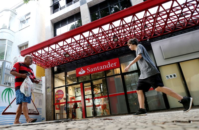 &copy; Reuters. FOTO DE ARCHIVO: Gente pasa por delante de una sucursal del Banco Santander en Río de Janeiro, Brasil. 29 de abril, 2019. REUTERS/Sergio Moraes/Archivo