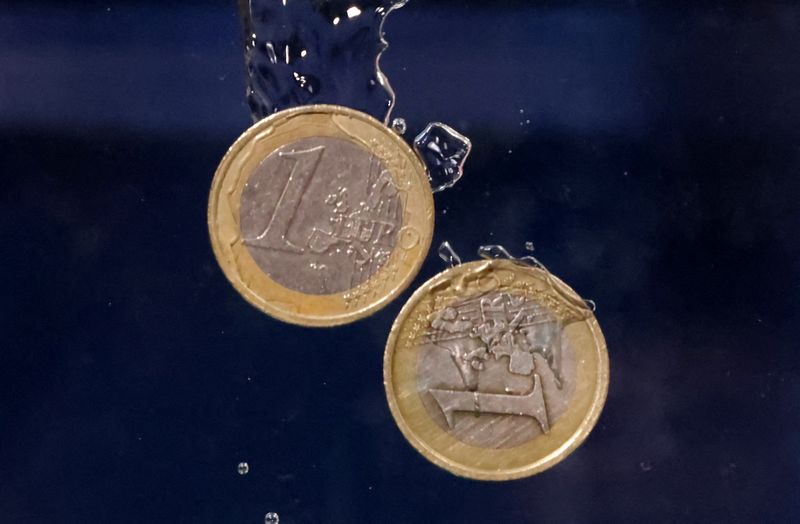 &copy; Reuters. Des pièces en euros plongent dans l'eau. /Photo prise le 23 mai 2022/REUTERS/Dado Ruvic