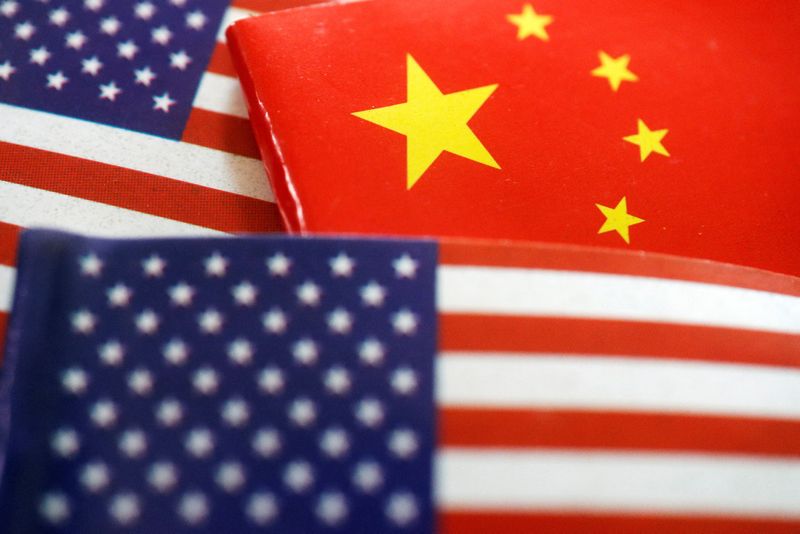 &copy; Reuters. 　１１月２８日、中国財政省は、米国からの輸入品の一部の制裁関税免除を来年５月３１日まで延長すると明らかにした。写真は米国と中国の国旗（２０２２年　ロイター／Florence Lo）