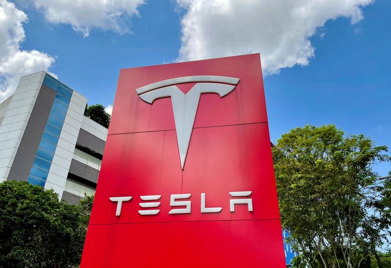 &copy; Reuters. FILE PHOTO: A view of the Tesla service centre in Singapore July 16, 2022. REUTERS/Chen Lin/File Photo