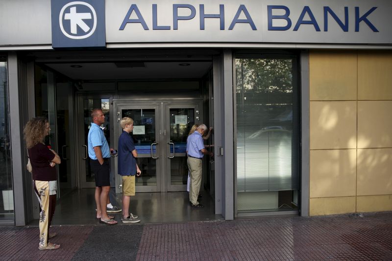&copy; Reuters. FILE PHOTO: People line up at an ATM outside an Alpha Bank branch in Athens, Greece July 15, 2015.   REUTERS/Yiannis Kourtoglou