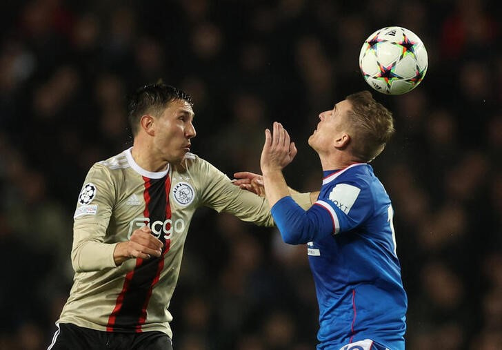 &copy; Reuters. IMAGEN DE ARCHIVO REFERENCIAL. Steven Davis del Rangers escocés cabecea ante la marca de Steven Berghuis del Ajax Amsterdam en un partido de la Liga de Campeones, en el Ibrox Stadium, Glasgow, Escocia - 1 de noviembre de 2022. Action Images vía Reuters/