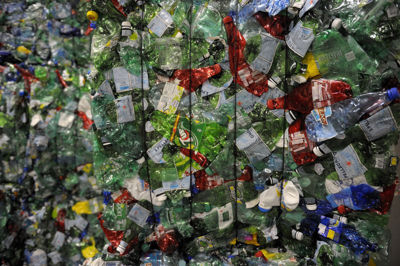 &copy; Reuters. Photo des bouteilles en plastique écrasées dans un centre de recyclage à Paris. /Photo prise le 4 mai 2011 à Paris, France/  REUTERS/Philippe Wojazer