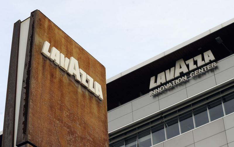 &copy; Reuters. Le logo de Lavazza devant l'entrée principale du siège social. /Photo d'archives/REUTERS/Giorgio Perottino