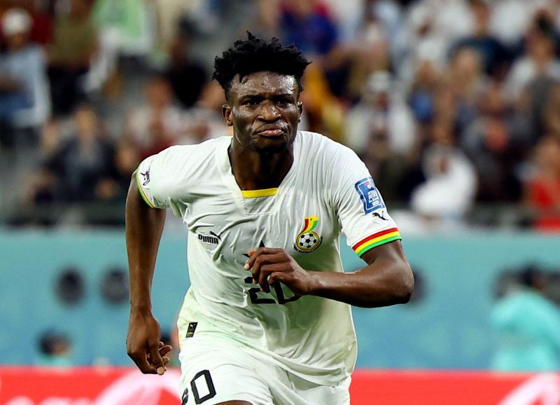 &copy; Reuters. محمد قدوس لاعب منتخب غانا يحتفل بإحراز الهدف الثالث لبلاده في شباك كوريا الجنوبية بكأس العالم في قطر يوم الاثنين. تصوير: مولي دارلينجتون - رو