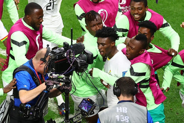 © Reuters. Nov  28, 2022 
Foto del lunes del delantero de Ghana Mohammed Kudus celebrando con sus compañeros tras marcar el tercer gol ante Corea del Sur 
 REUTERS/Matthew Childs