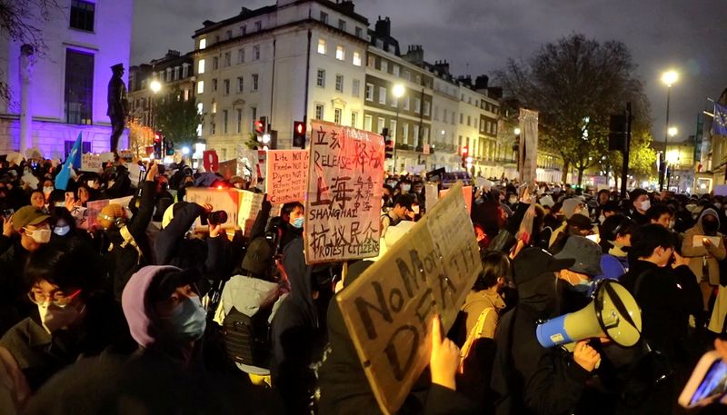 &copy; Reuters. Manifestation contre les restrictions imposées par la Chine en matière de coronavirus (COVID-19) devant l'ambassade de Chine à Londres. /Photo prise le 27 novembre 2022 en Grande-bretagne/REUTERS/Alexander Mak