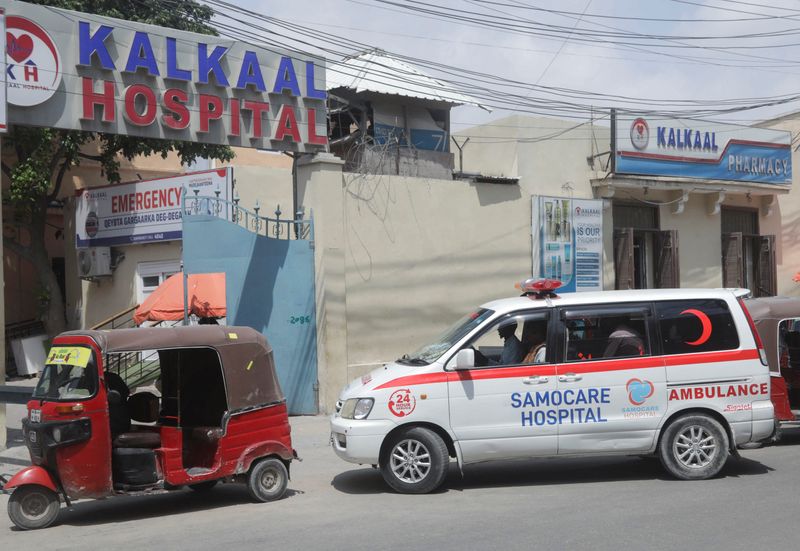 &copy; Reuters. سيارة إسعاف تحمل أحد ضحايا حصار فندق في مقديشو يوم الاثنين. تصوير: فيصل عمر - رويترز. 