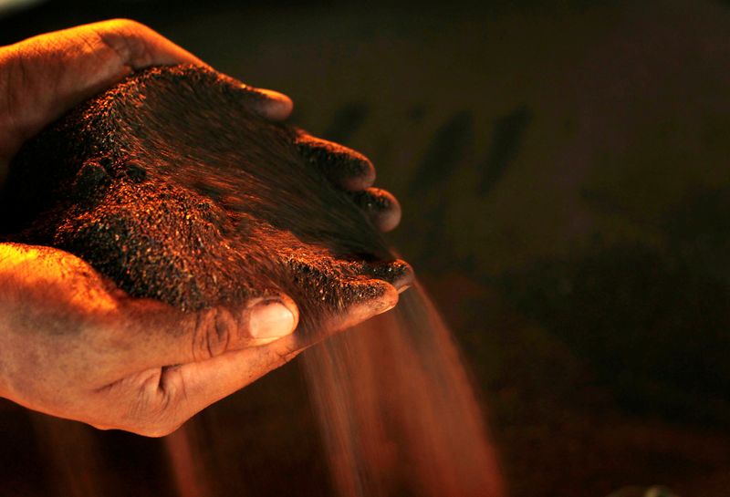 &copy; Reuters. Trabalhador posa com minério de níquel na fábrica de mineração de níquel da Vale, na Indonésia.  REUTERS/Yusuf Ahmad//File Photo