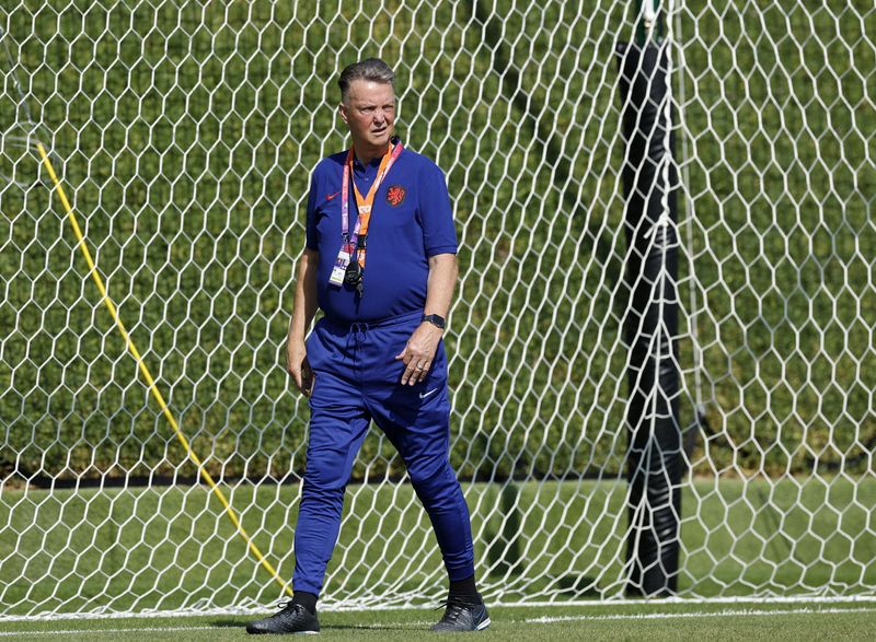 &copy; Reuters. Técnico da seleção da Holanda, Louis van Gaal, durante treino da equipe no Catar
28/11/2022 REUTERS/Albert Gea