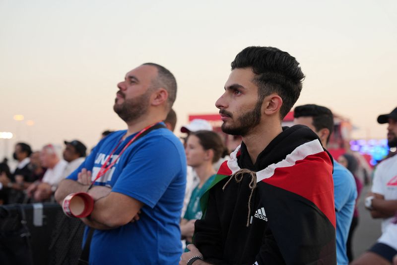 &copy; Reuters. رجل يتشح بالعلم الفسطيني خلال بطولة كأس العالم لكرة القدم في الدوحة بقطر يوم 23 نوفمبر تشرين الثاني 2022. تصوير: تشارلوت برونو - رويترز