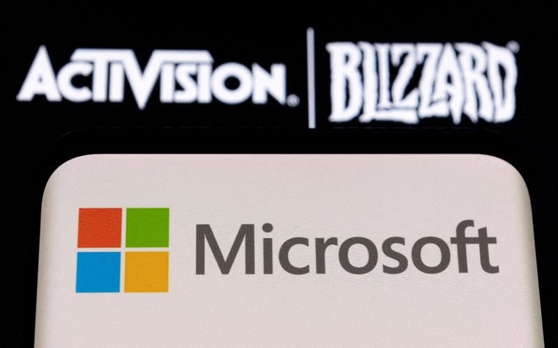 © Reuters. FILE PHOTO: Microsoft logo is seen on a smartphone placed on displayed Activision Blizzard logo in this illustration taken January 18, 2022. REUTERS/Dado Ruvic/Illustration/File Photo