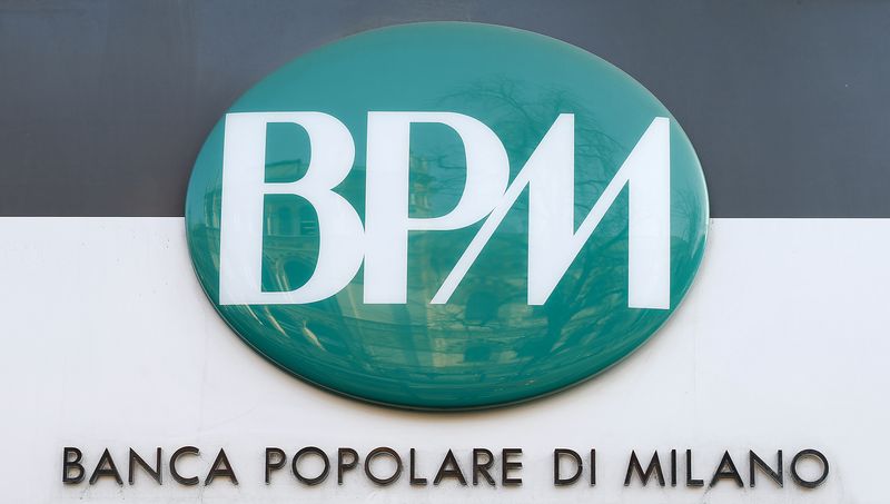 &copy; Reuters. Il logo della Banca Popolare di Milano (Bpm) è visibile all'esterno della banca nel centro di Milano, Italia, 29 gennaio 2016.  REUTERS/Alessandro Garofalo