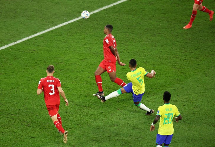 &copy; Reuters.  Nov  28, 2022 
Foto del lunes del centrocampista de Brasil Casemiro marcando el gol del triunfo ante Suiza 
REUTERS/Marko Djurica