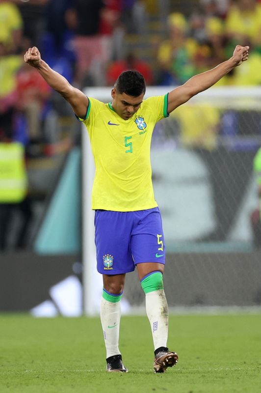 &copy; Reuters. كاسيميرو يحتفل بفوز البرازيل على سويسرا بكأس العالم لكرة القدم في قطر يوم الاثنين. تصوير: كارل ريسيني - رويترز. 