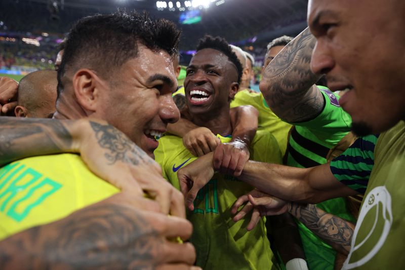 Com gol de Casemiro, Brasil vence e passa para as oitavas da Copa