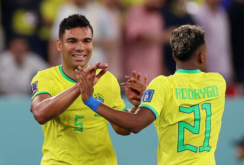 &copy; Reuters. Casemiro comemora com Rodrygo gol marcado pelo Brasil contra a Suíça pela Copa do Mundo do Catar
28/11/2022 REUTERS/Pedro Nunes