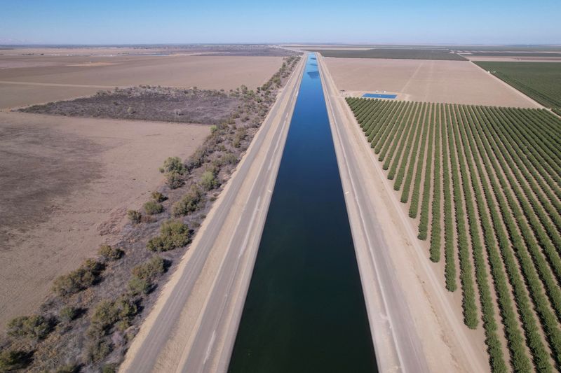 &copy; Reuters. FILE PHOTO: The dried out Arroyo Pasajero Creek is seen alongside an aqueduct in Huron, California, U.S. on October 25, 2022. REUTERS/Nathan Frandino/File Photo