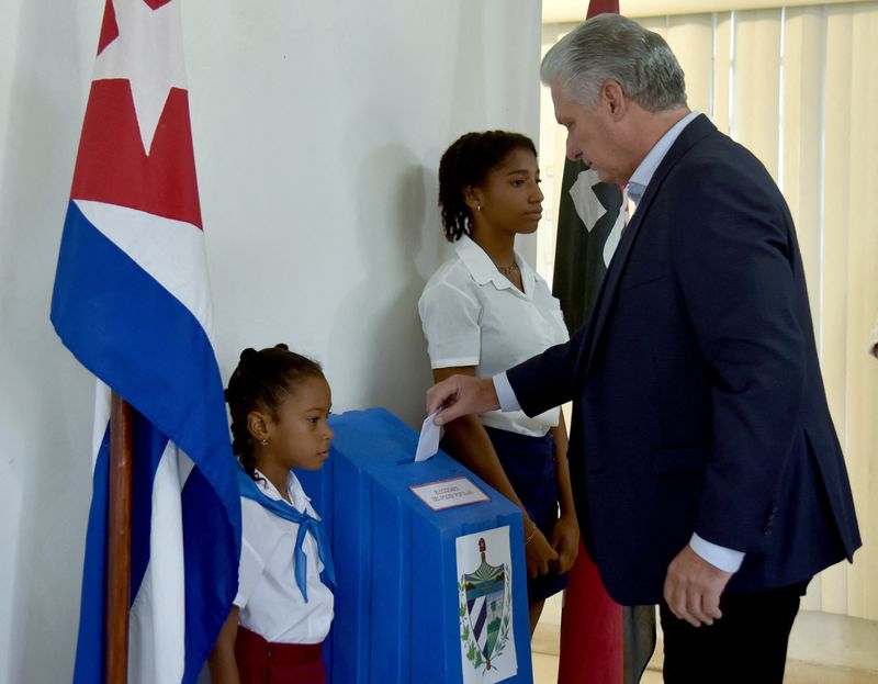 &copy; Reuters. El presidente de Cuba, Miguel Díaz-Canel, deposita su voto en un colegio electoral durante las elecciones municipales en La Habana, Cuba. 27 de noviembre de 2022. Omara García Mederos/Pool vía REUTERS