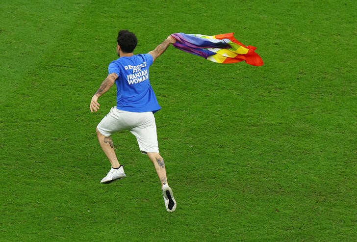 &copy; Reuters. Nov 28, 2022
Foto del lunes de un manifestante que saltó al campo de juego durante el Portugal-Uruguay por el Mundial 
REUTERS/Molly Darlington