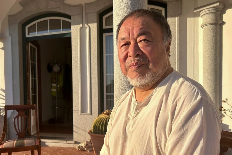 &copy; Reuters. Chinese dissident artist Ai Weiwei poses for a picture after an interview with Reuters in Montemor-O-Novo, Portugal, November, 28, 2022. REUTERS/Catarina Demony