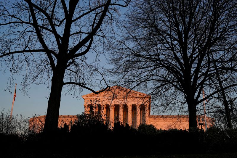 © Reuters. FILE PHOTO: The sun sets on the U.S. Supreme Court in Washington, U.S., January 26, 2022. REUTERS/Joshua Roberts